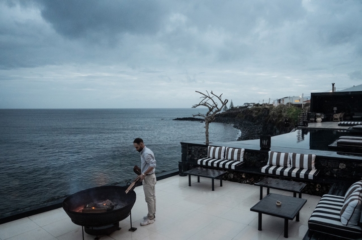 A inspiração para o novo projecto do hotel foi o preto da rocha vulcânica onde está encaixado.