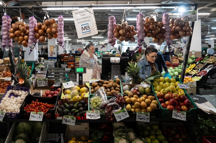 Vítor Sobral já tem as suas bancas preferidas no mercado e costuma explorar ingredientes locais, como o limão galego.