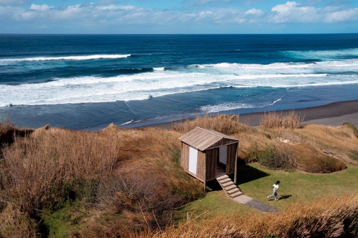 O Santa Bárbara Eco Resort fica em cima da Praia de Santa Bárbara, onde acontece uma etapa do campeonato nacional de surf.