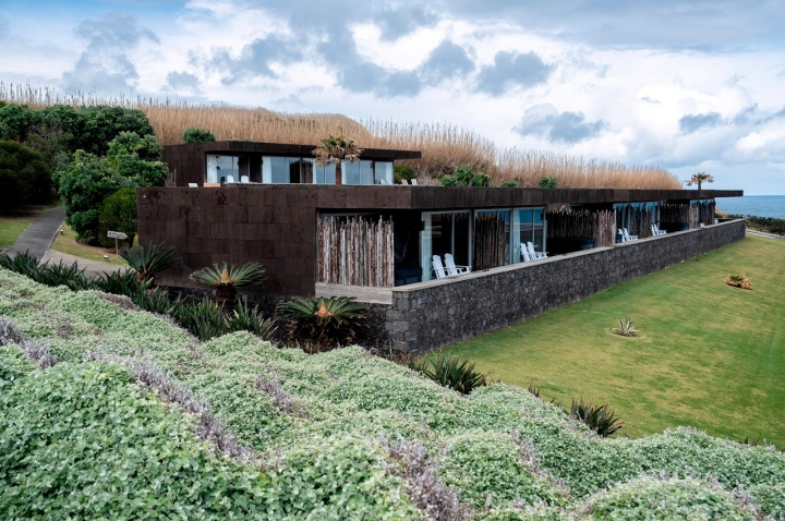 O hotel foi pensado para se enquadrar na paisagem e passar despercebido entre o verde e a montanha