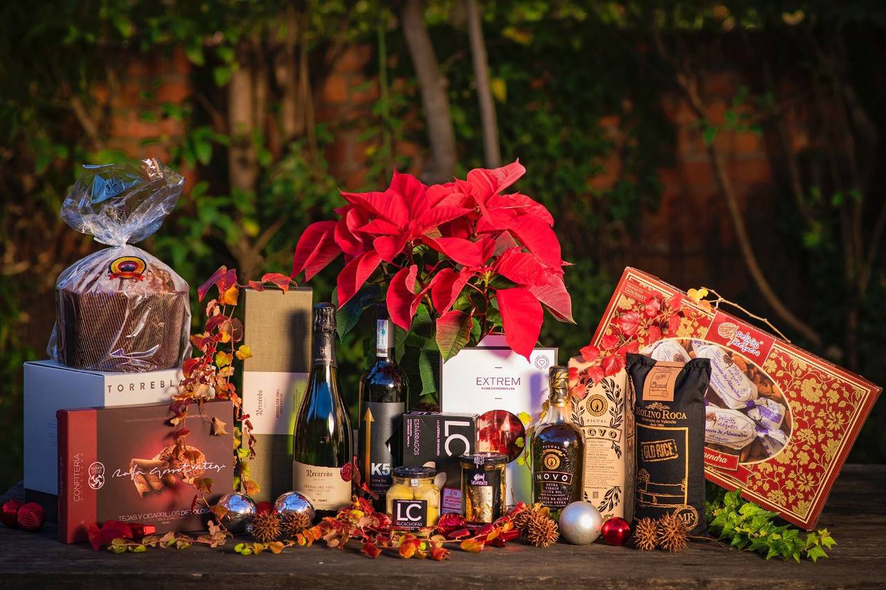 Bodegón de productos de la cesta de Navidad de la tienda gourmet