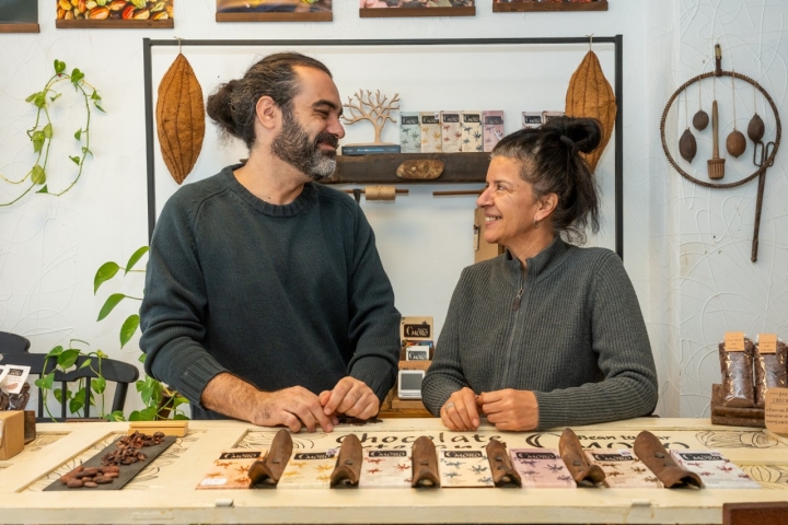 Fernándo y Ángeles tras el mostrador de 'Chocolate Moro'.