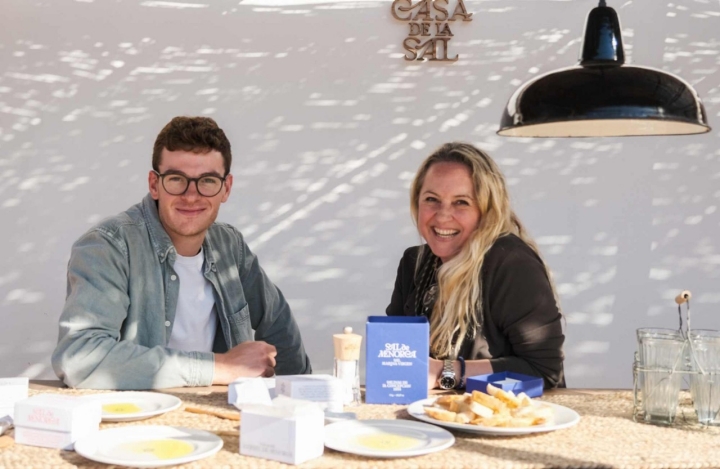 El cocinero Pau Sintes y la directora de las Salinas, Laura Ruiz Mercadal.