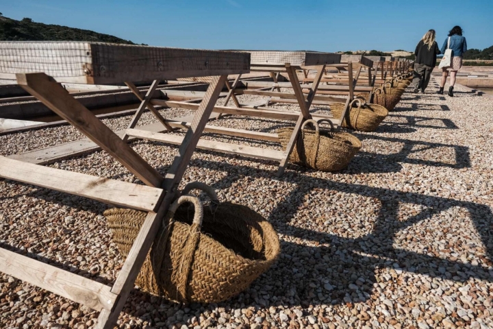 Cestas y mesas donde se seca la sal.