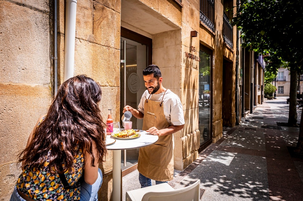 'Pink latte' y tosta Maravilla para un desayuno al sol.