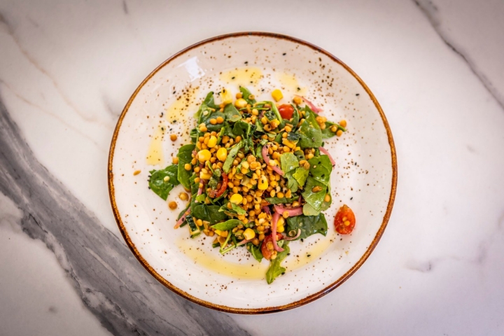 La ensalada de lentejas lleva, por ejemplo, cebolla encurtida