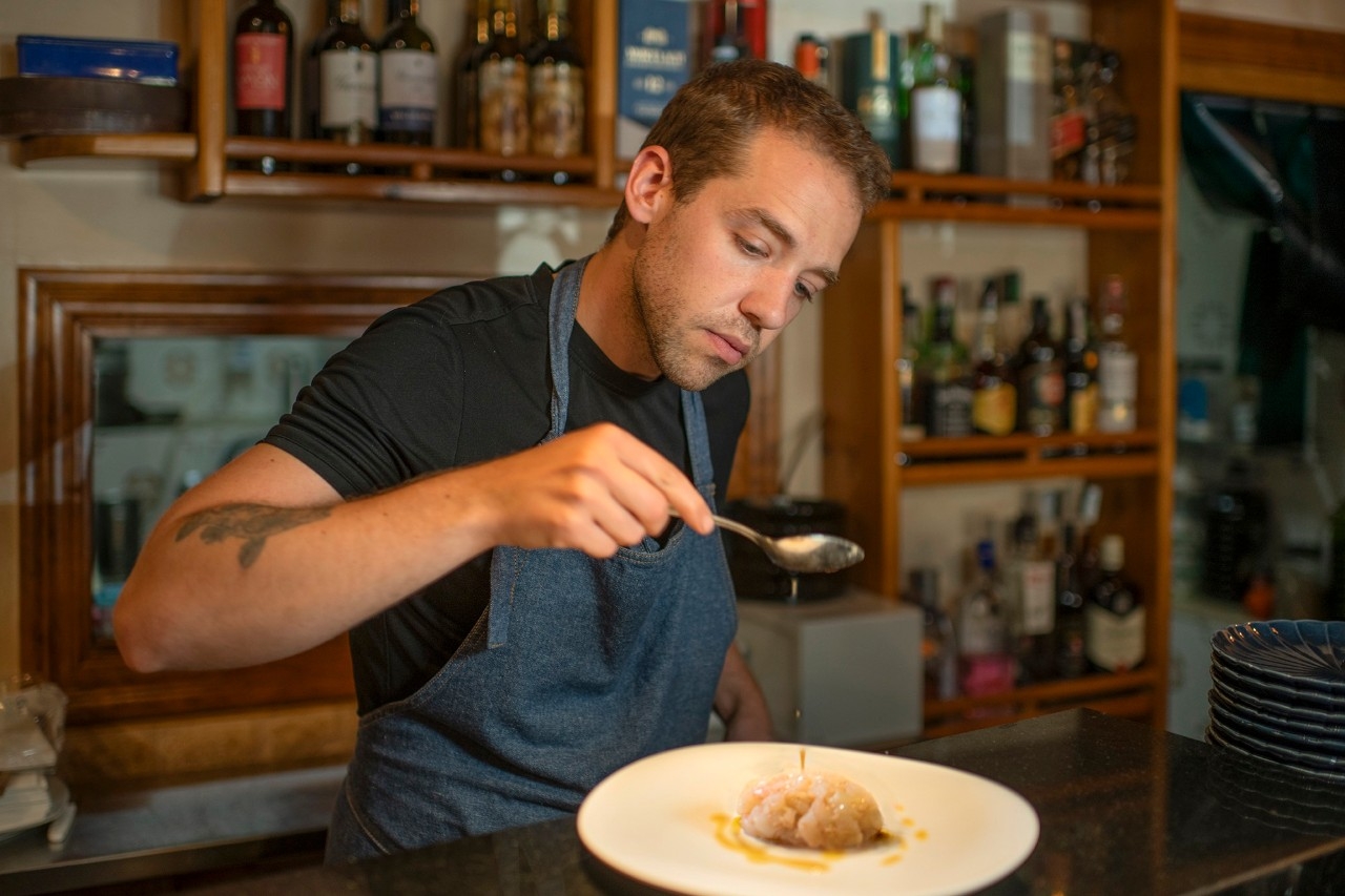 Víctor emplata el Tartar de gamba blanca, ajñi amarillo y bergamota.