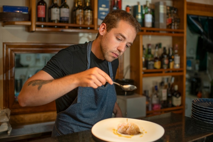 Víctor emplata el Tartar de gamba blanca, ajñi amarillo y bergamota.