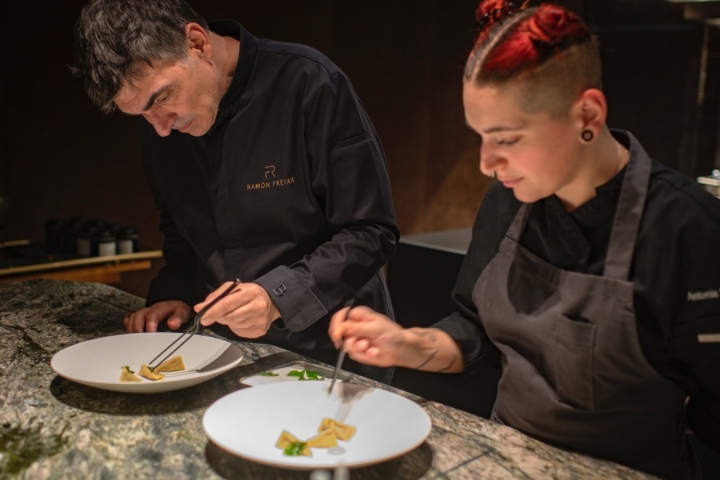 EMPLATANDO LA CIGALA Y RAVIOLI DE FOIE