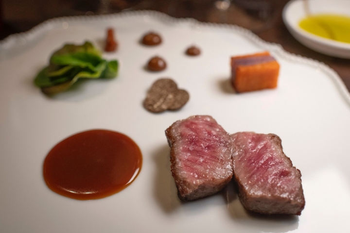 WAGYU , ,TUBÉRCULOS Y TOFFEE DE AJO