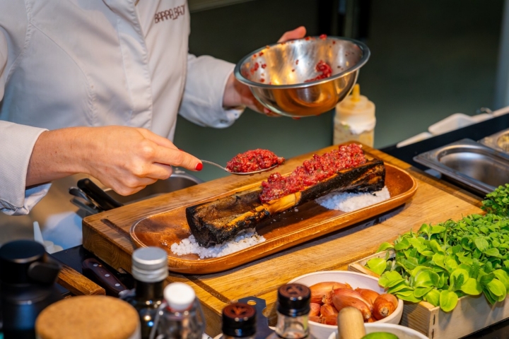 Steak tartar sobre tuétano a la brasa