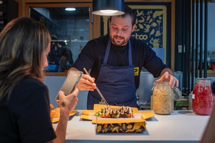 Aldo terminando de emplatar el Brioche de costilla.