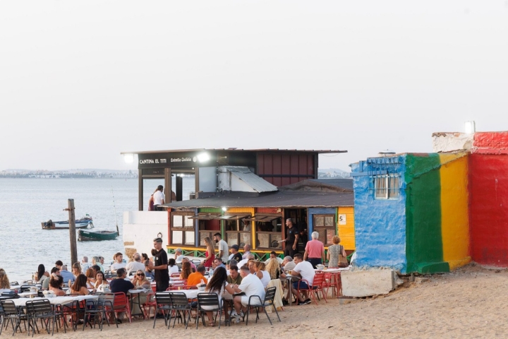 'La Cantina del Titi', la postal icónica de la playa de La Casería