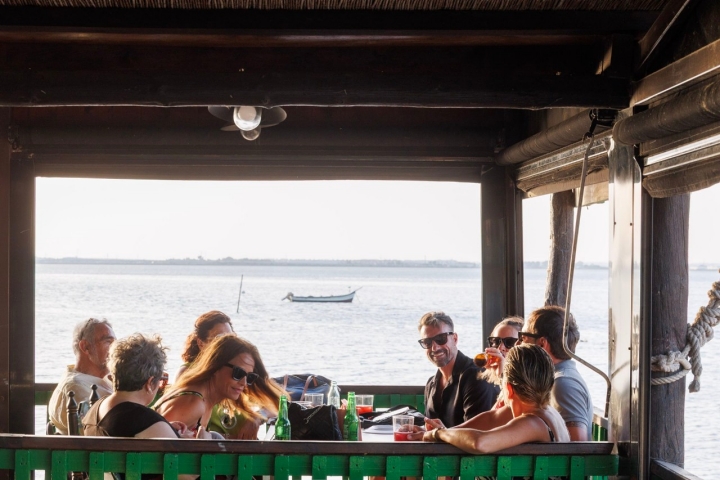 Tomar algo sobre el mar.