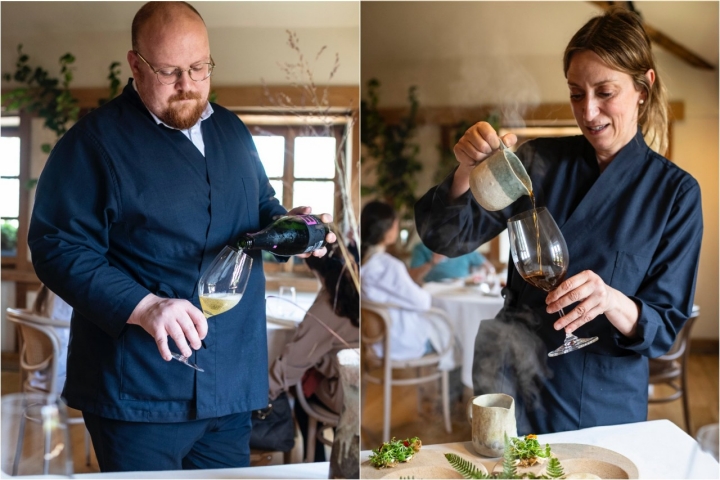 El sumiller Joan Manclús y Sandra Manzano, directora de Sala del restaurante Casa Marcial (Asturias).