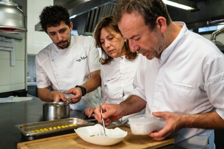 Jesús Sánchez, Esther y Nacho Manzano en la cocina del restaurante Casa Marcial (Asturias).