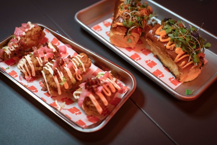 Alitas Broaster Style. Marinadas y empanadas en un rebozado tipoRock & Rolls de costilla. Brioche tostado relleno de guiso de costilla de cerdo a baja temperatura con mayo chipotle, cebolla crujiente y brotes de mostaza. Broaster con Bacon bits, una mayo cítrica de lima y cebolla morada encurtida.