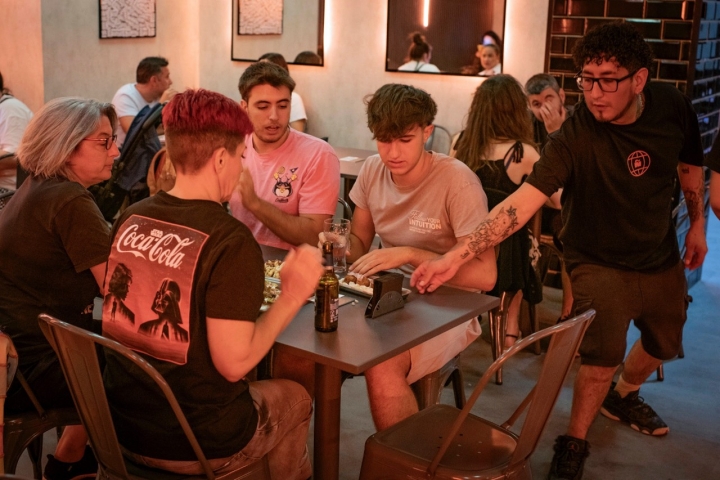 Acaban de abrir y el local siempre está lleno.