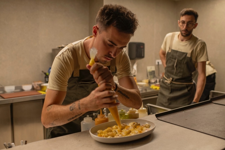 Javier terminando el plato de espárragos.