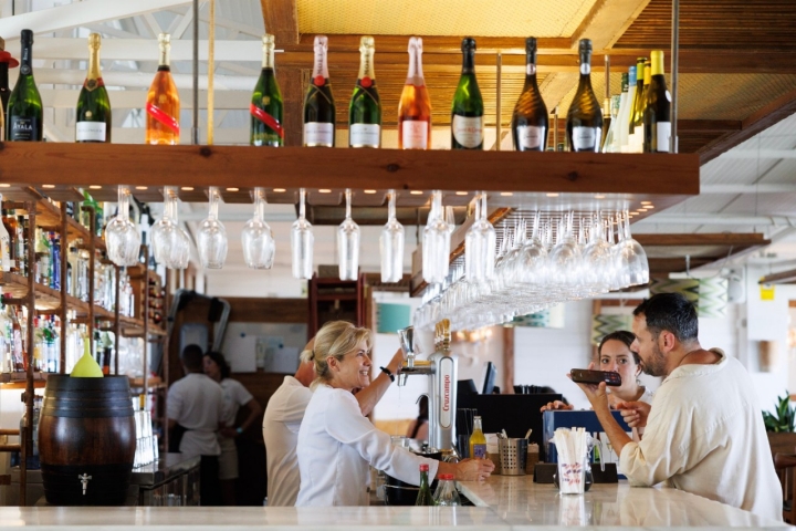 Personal del chiringuito Chinini en Chipiona.