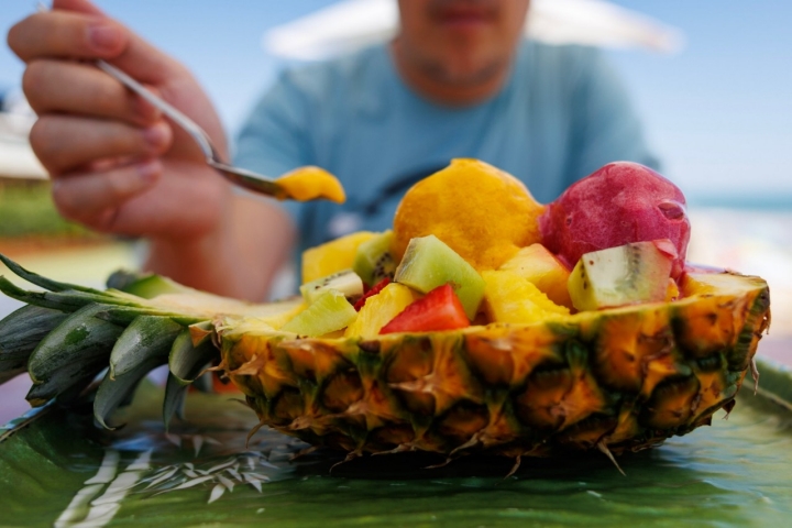 Postre de piña y sorbetes del chiringuito Chinini en Chipiona.