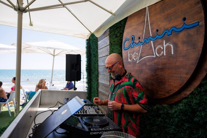 Dj del chiringuito Chinini en Chipiona.