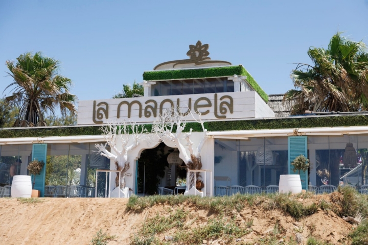 El chiringuito está en la popular playa de Las Tres Piedras de Chipiona