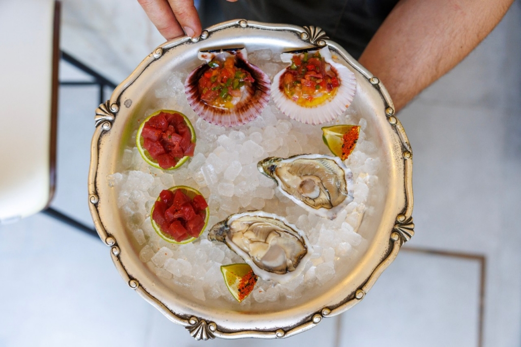 Una “champanería de barrio” para levitar entre espumosos y brasas 