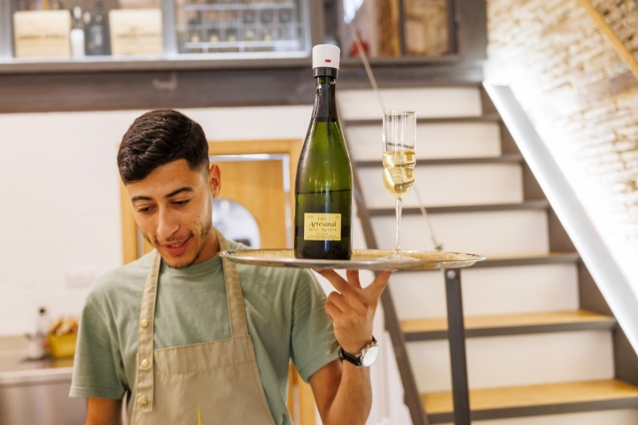 Víctor Piñero define el proyecto como “champanería de barrio”.