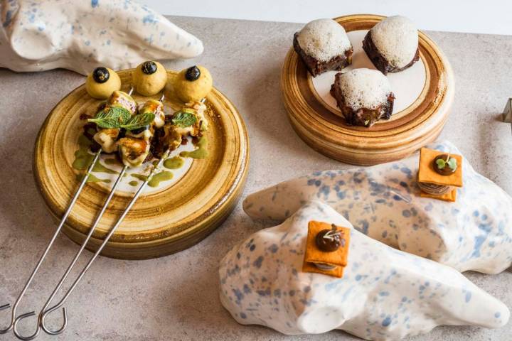Cremoso de sesos de cordero, el katsu sando de cordero con mermelada ahumada, y paletilla de cordero servida en formato "pincho moruno".