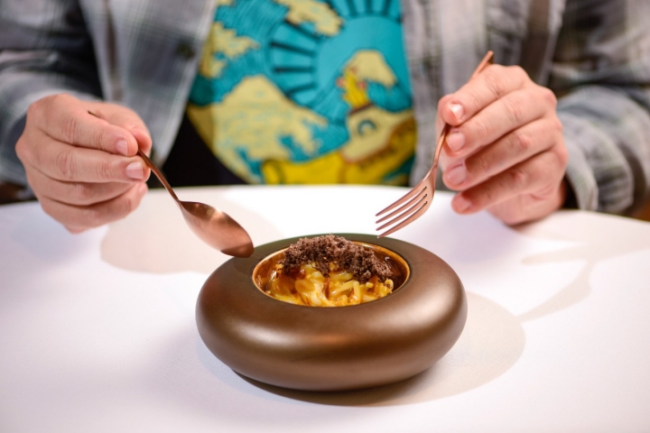 Calamar con cacheira, yema y trufa