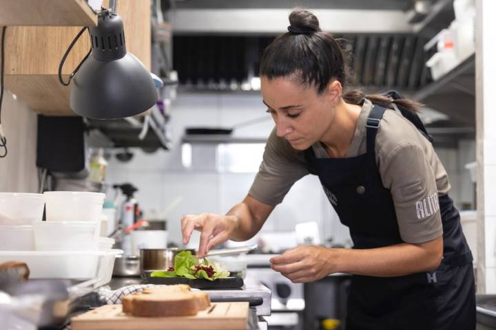 La chef en cocina.