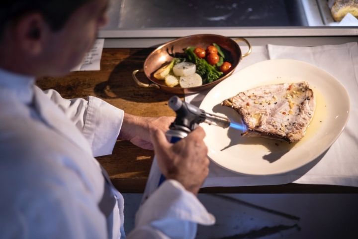 El chef termina un pez limón en La Taberna de Mike Palmer (Málaga).