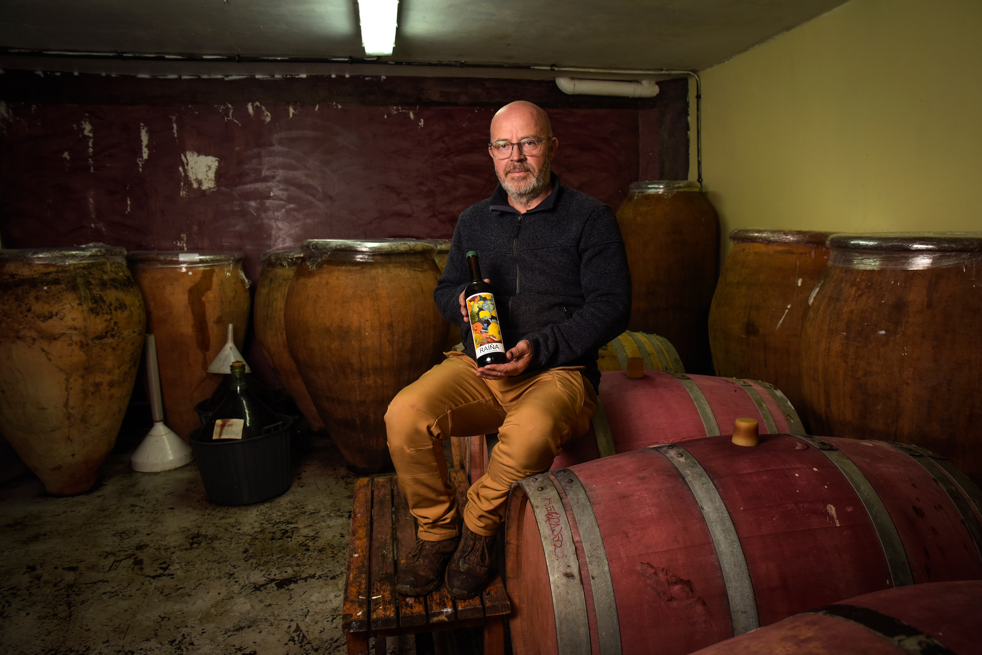 Nacho con uno de sus vinos en la bodega.