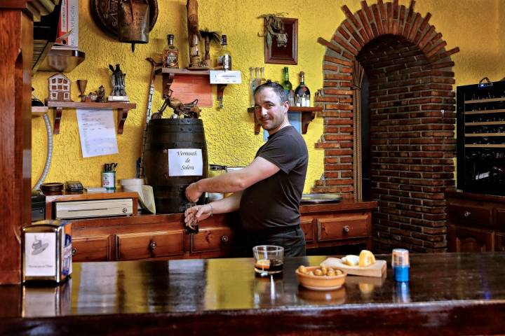 El dueño de El Castril sirve un vermú un día raramente tranquilo, dado el éxito que tienen sus generosas raciones.