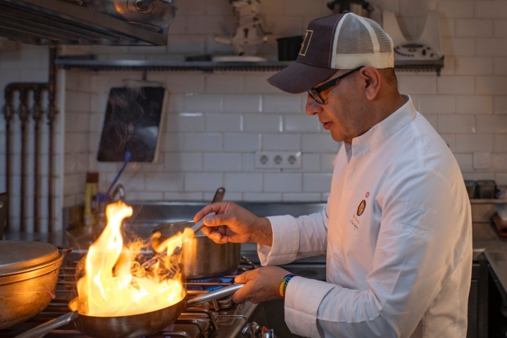 El chef Edwin Rodríguez en la cocina del restaurante Quimbaya (Madrid)