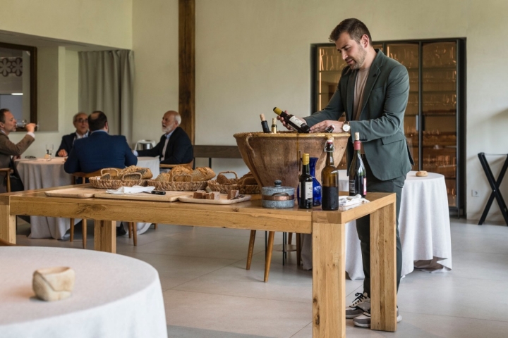 En el centro de la sala disponen de los vinos y distintos panes elaborados con masa madre.
