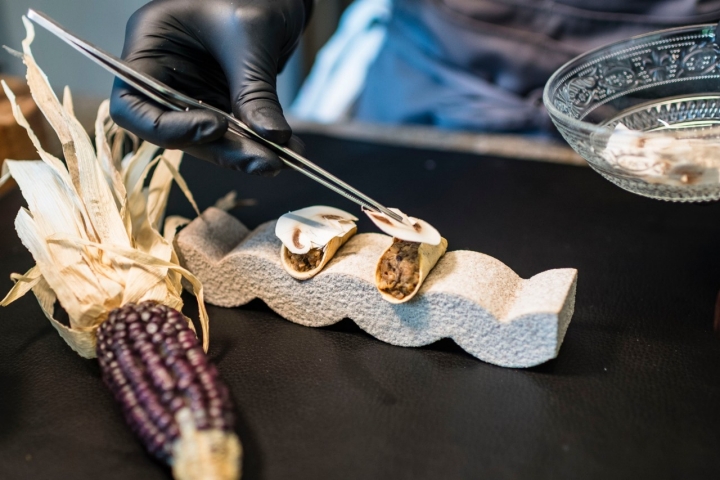 Taco de maíz negro con duxelle de champiñón