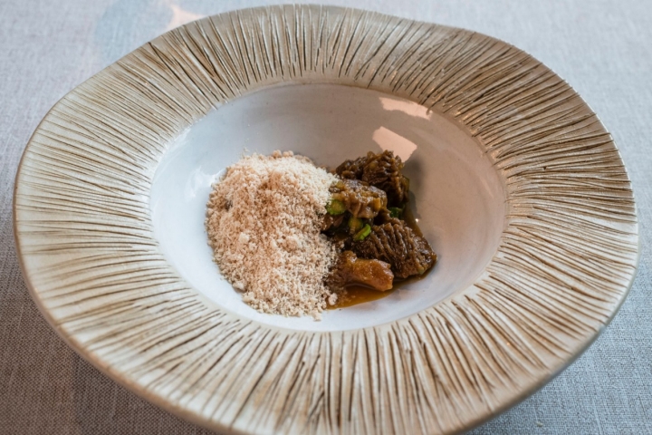 Guiso de colmenillas con trigueros y foie de pato congelado y rallado. 