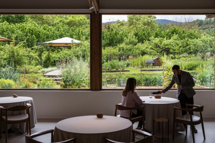 Toda la sala mira a la huerta.