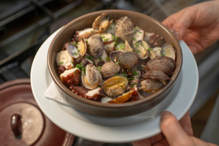 Almejas con pulpo, una combinación muy apetecible.