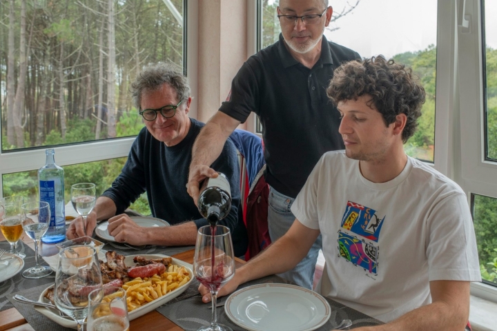 Fran sirve el vino para acompañar al CHURRASCO 