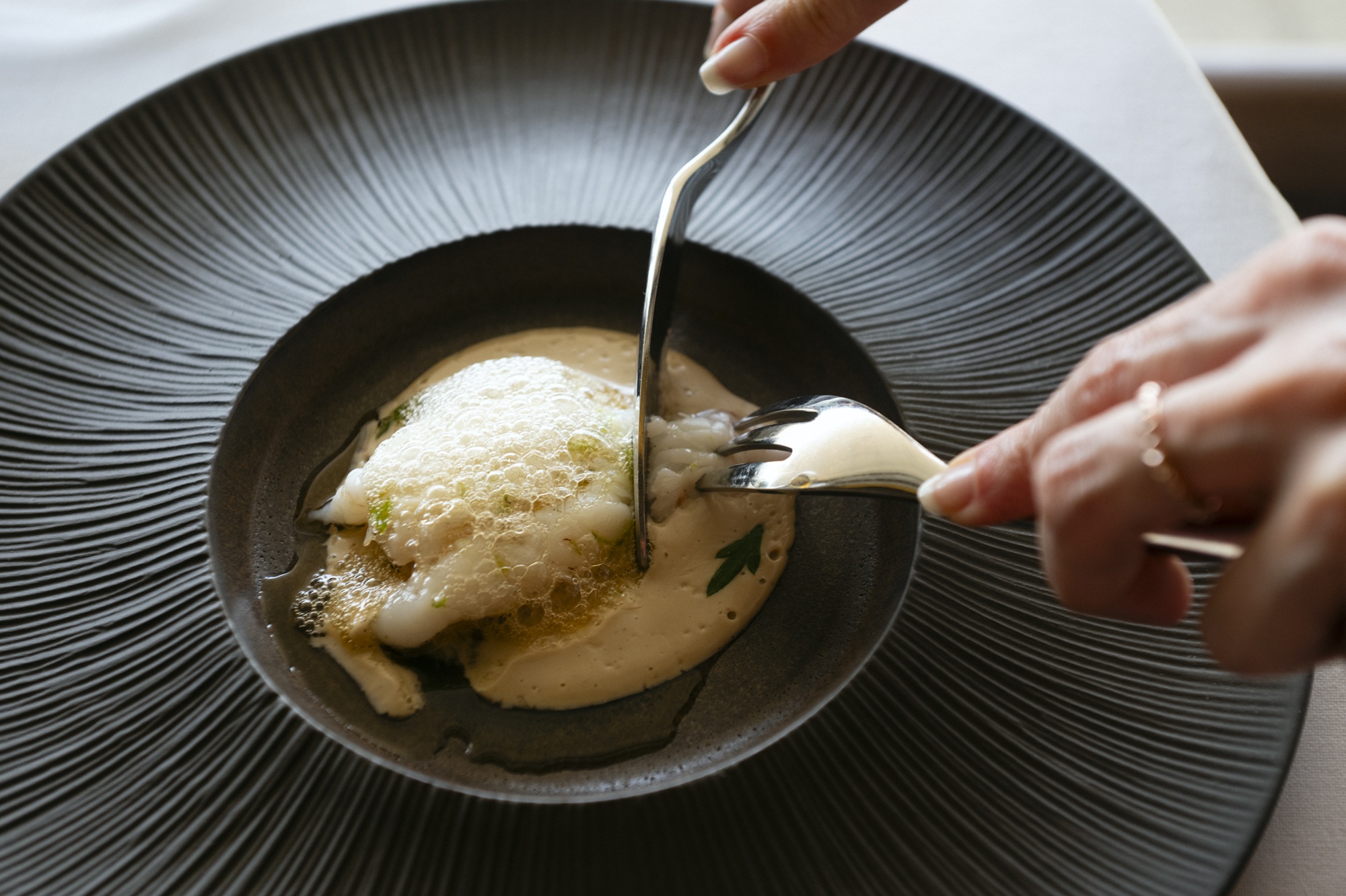 Aquí la cigala se prepara a la brasa con salsa de artemisa, ralladura de lima y aire de mantequilla tostada.