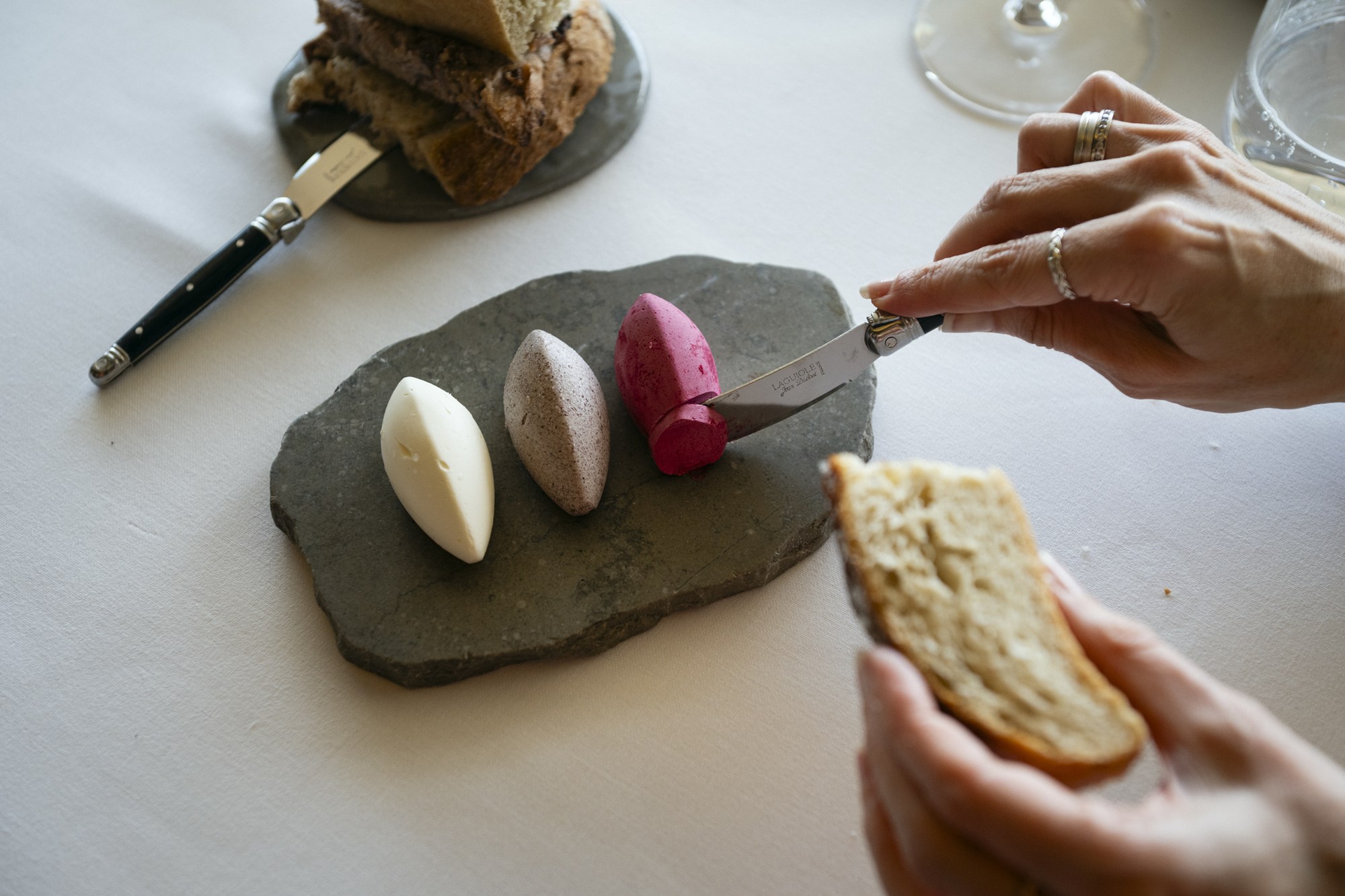 Natural, de oliva negra y de remolacha: las tres mantequillas de la casa.