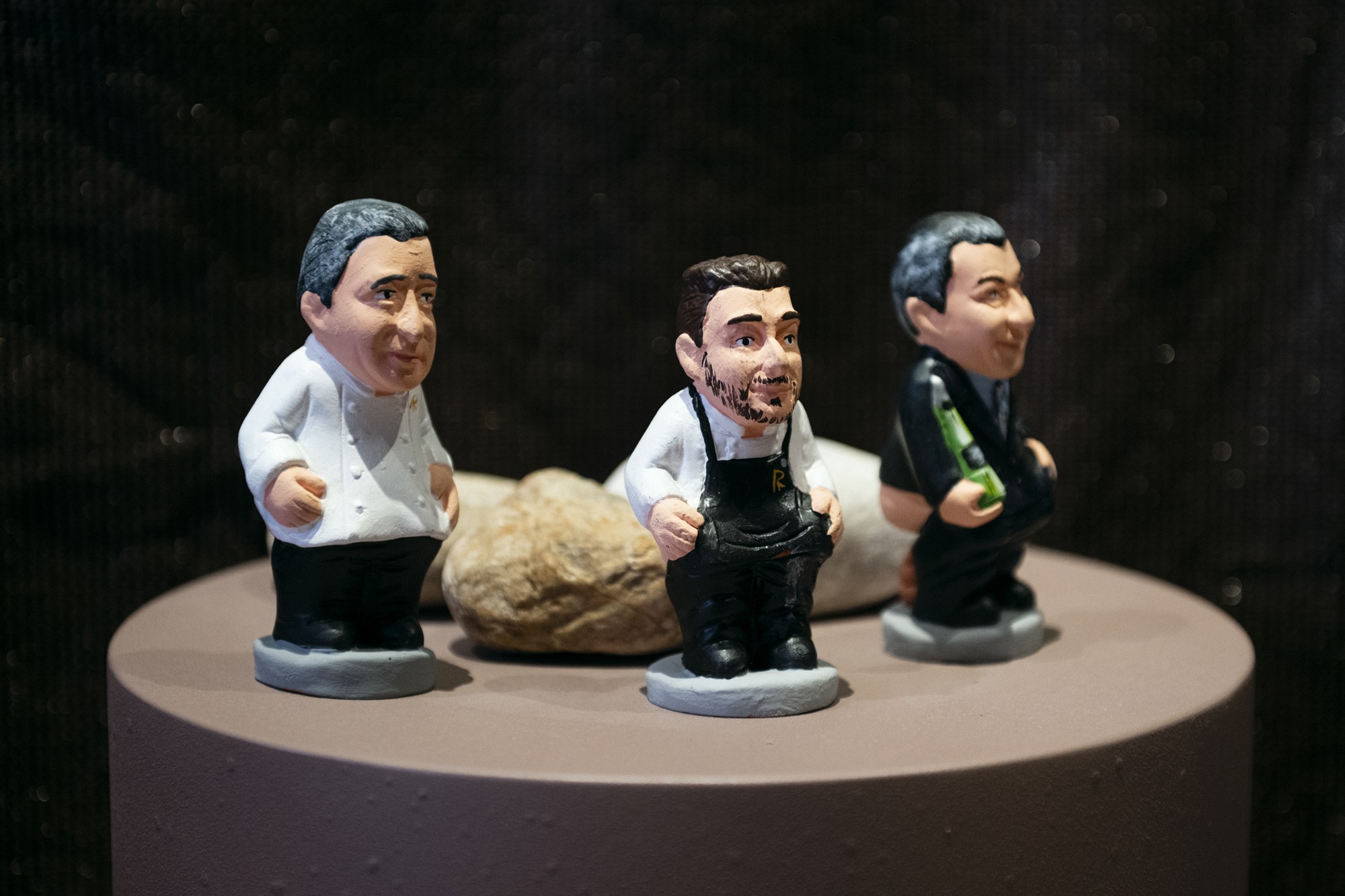 Aquí y allá, detalles de los tres hermanos.