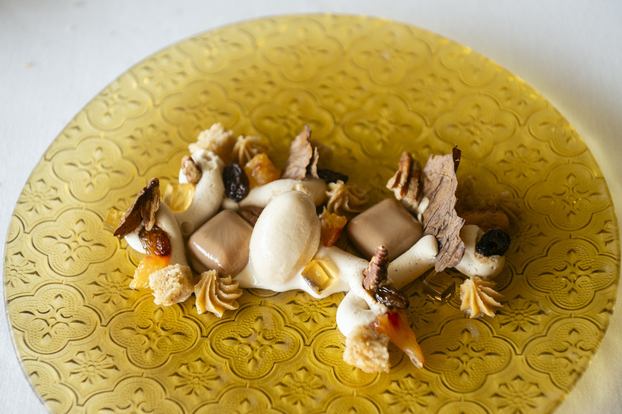 La vajilla de Luesma Vega brilla especialmente en el postre insigne de la sobremesa catalana.