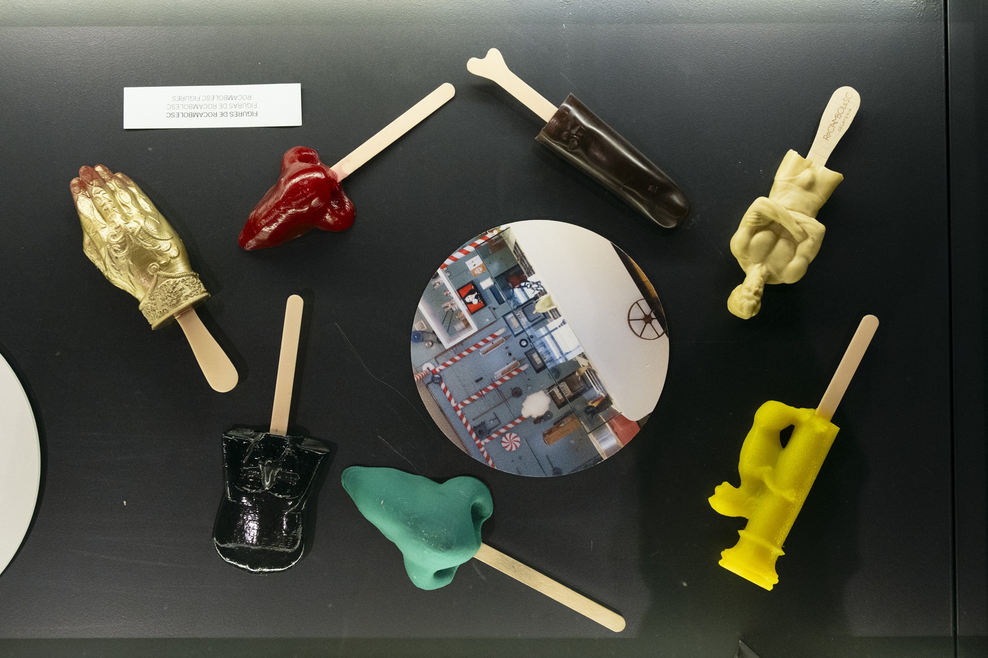 Los dulces beben de la tradición del pastelero de la familia, que también tiene su presencia en la exposición.