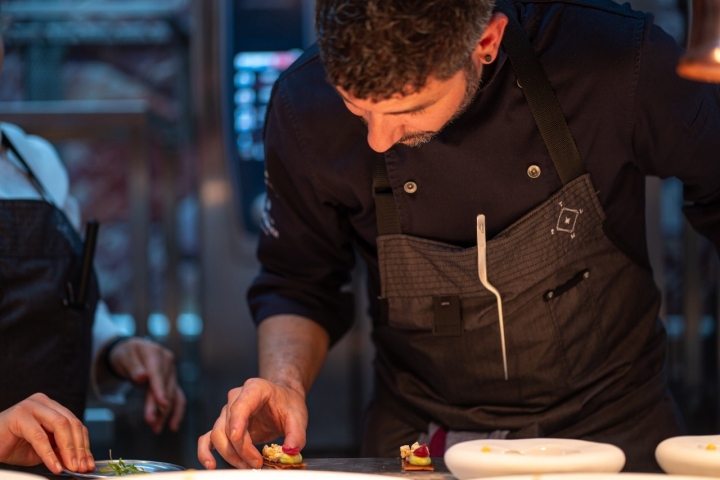 Jordi lleva una Rosa de los Vientos bordada en el delantal.