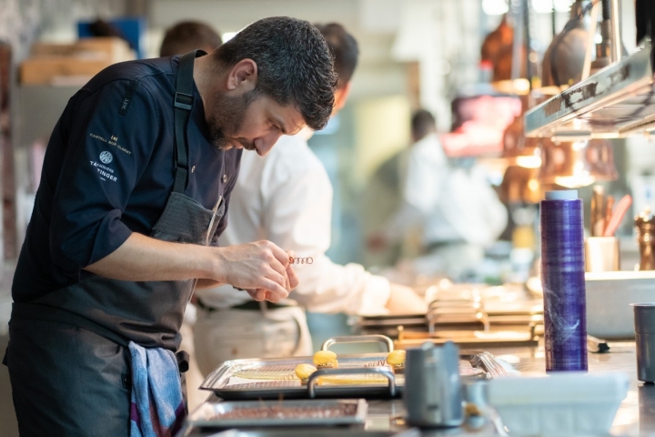 Jordi, concentrado en su amplia cocina.