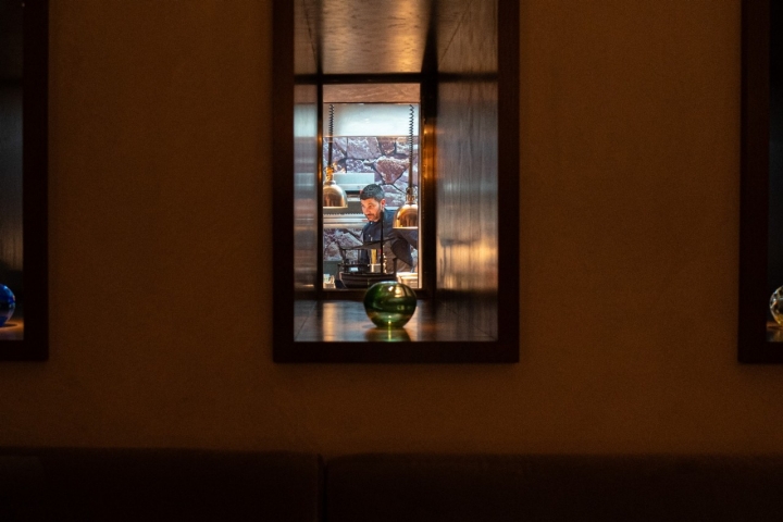 Desde la sala se intuye la cocina.